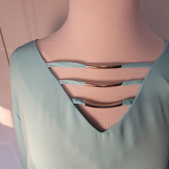 NWT Plus Size AVENUE Turquois Blouse with Metal Detail at Neck - Size 18/20 - Picture 6 of 7